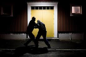 Il fait semblant d&rsquo;aider un homme ivre puis le tabasse et lui vole ses chaînes en or : interpellé grâce aux caméras à Saint-Étienne