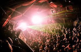 Il reçoit un coup de couteau au thorax devant une boîte de nuit et meurt : trois suspects fantômes à Saint-Brieuc