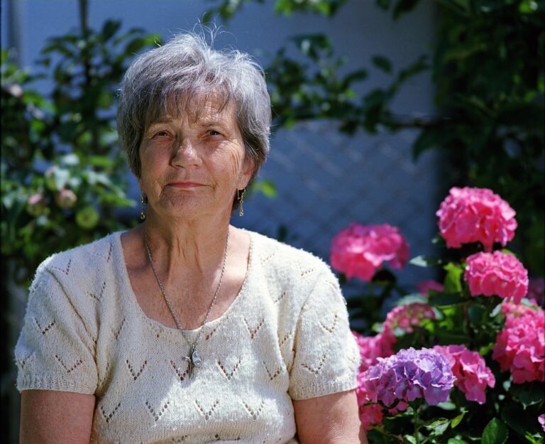 Elle a 92 ans, elle dormait paisiblement : un homme s’introduit dans sa chambre, la frappe et lui vole son alliance — le symbole de toute une vie