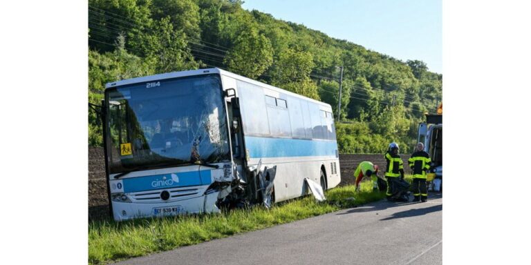 Doubs : ébloui par le soleil, un automobiliste percute un bus scolaire rempli d’enfants