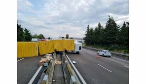 Endormi au volant, son camion se couche sur l&rsquo;A7 : le chauffeur meurt désincarcéré