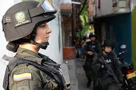 (Vidéo)Colombie : Arrestation spectaculaire à Montería d&rsquo;un fugitif recherché par l&rsquo;Espagne — un passant médusé se retrouve au milieu de l&rsquo;opération