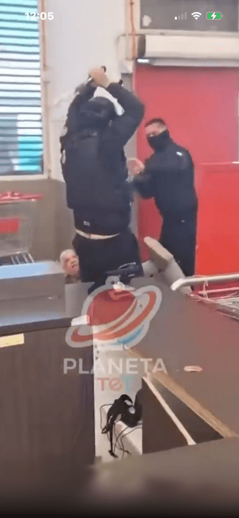 Chili : Des policiers tabassent deux voleurs à coups de matraque dans un supermarché — la vidéo choque le web