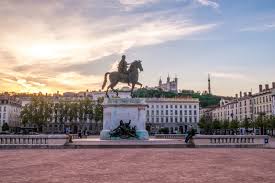 Lyon : suivi jusqu’à chez lui, un habitant violemment agressé par deux hommes armés