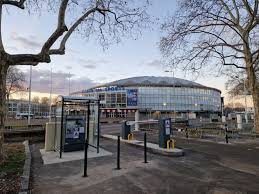 Retrouvé criblé de coups de couteau sur un parking désaffecté à Lyon : un homme d&rsquo;une vingtaine d&rsquo;années assassiné à Gerland