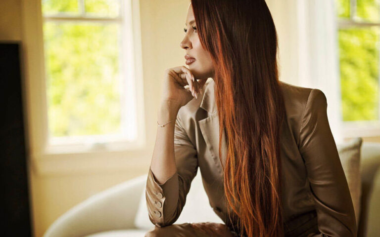 Elle pensait être sauvée, elle a été ruinée : l&rsquo;héritière milliardaire attaque son « énergéticienne »