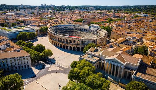 Homme retranché à son domicile à Nîmes : quartier Saint-Charles bouclé, le RAID intervient
