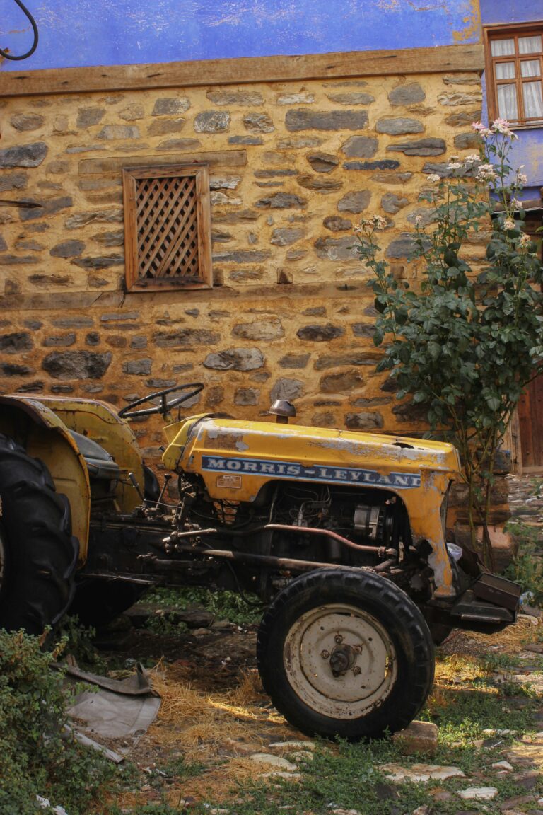 Retrouvé coincé sous son tracteur : un agriculteur de 69 ans meurt à Dingé