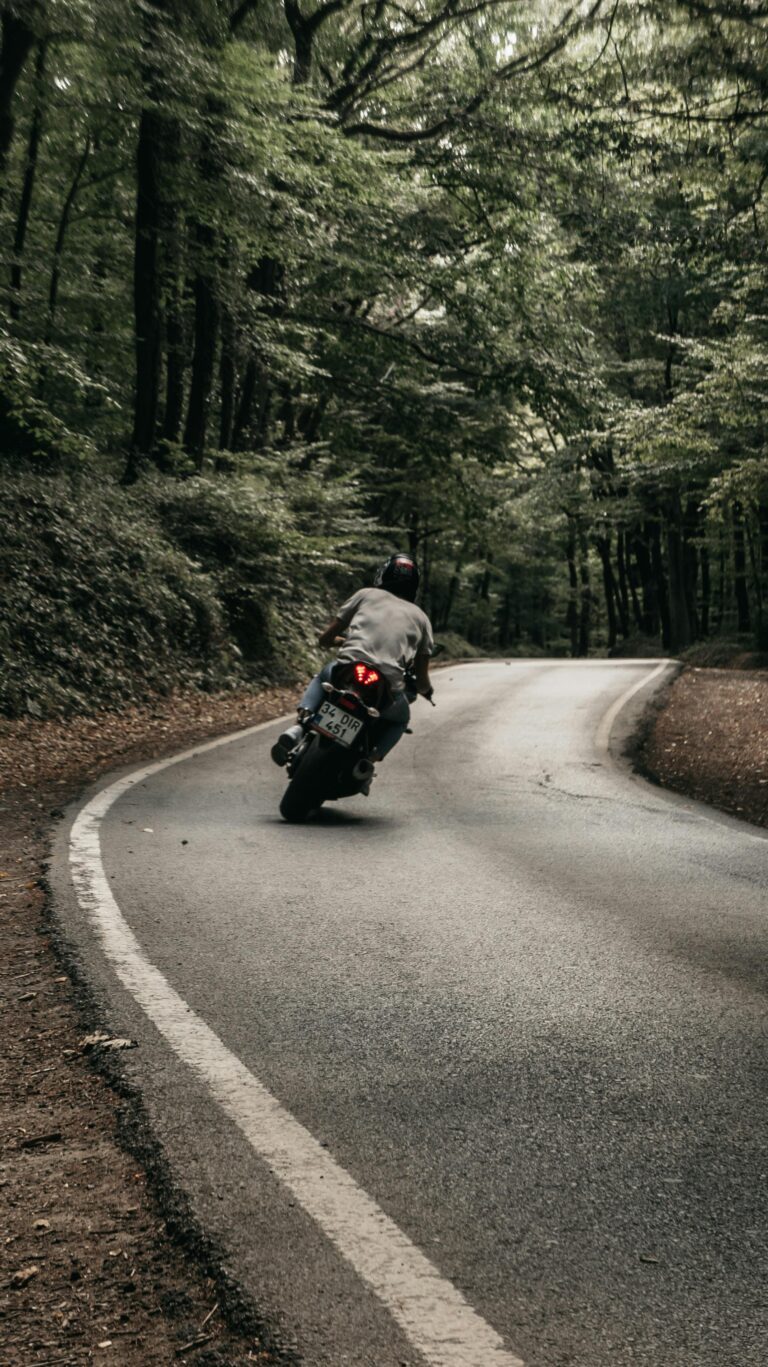 Un motard retrouvé mort sans trace de freinage : le mystère intrigue dans le Doubs