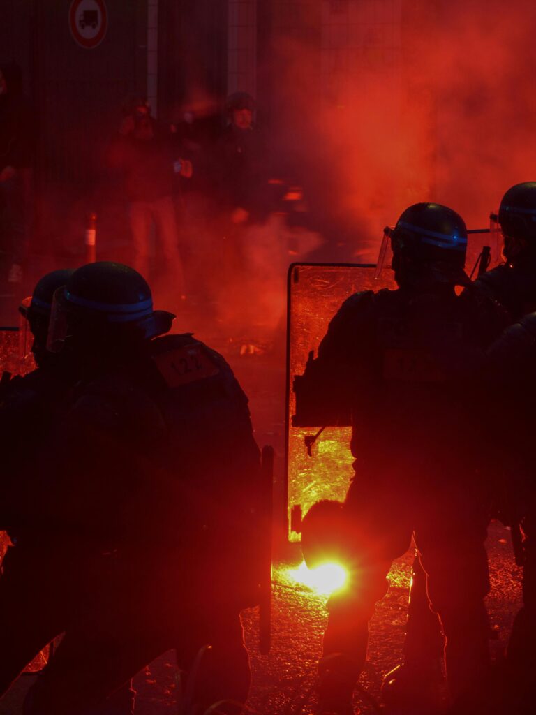 (Nouvelle Vidéo) “Sam reste avec nous, tiens bon” — des policiers en fuite sous une pluie de pavés aux Mureaux, l’un d’eux inconscient