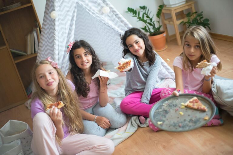 Il abusait de 34 enfants de 3 à 9 ans lors de soirées pyjama : un père de famille du Beaujolais en détention depuis plus d’un an