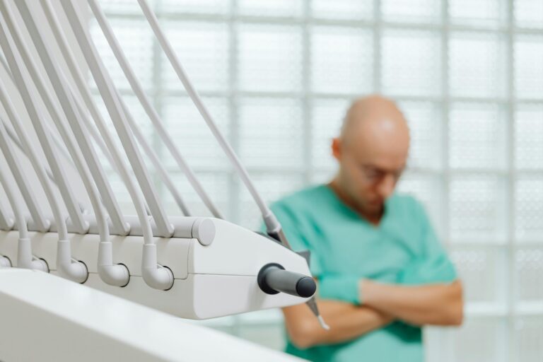 180 000 € de soins fictifs facturés à la Sécu : un dentiste toulousain radié, jugé en octobre