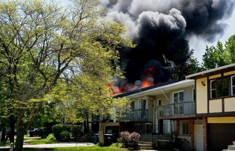 Une maison ravagée par les flammes à Valence, en pleine nuit, une vingtaine d’habitants évacués