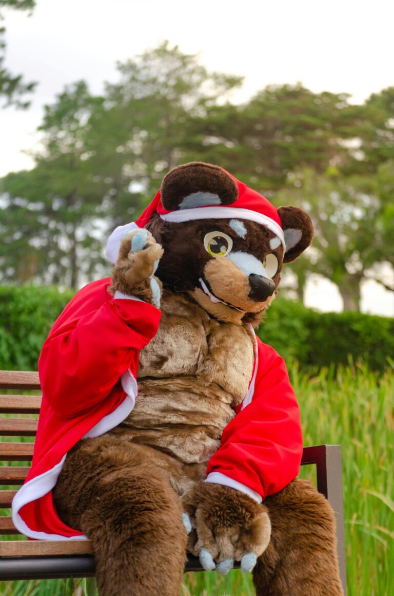 (Vidéo)🐻 Déguisés en ours pour escroquer leur assurance — la Rolls-Royce, le costume et 6 mois de prison