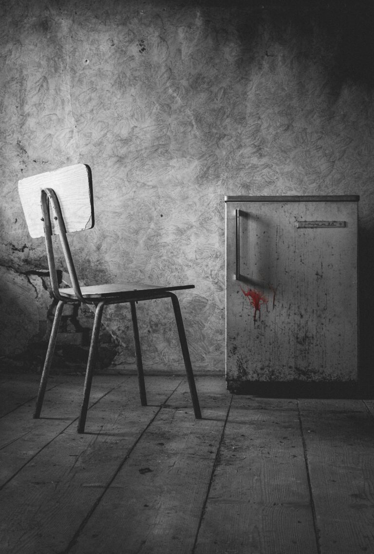 Il ouvre son congélateur et découvre le corps de sa sœur : l&rsquo;ex-petit ami, sorti de prison, activement recherché