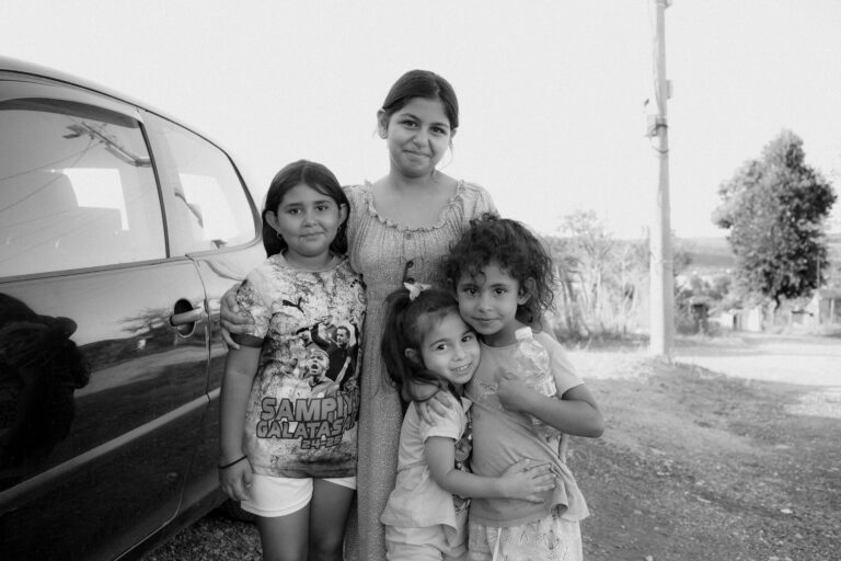 Elle les a habillés avec soin avant de sauter — une mère, trois enfants, un seul survivant