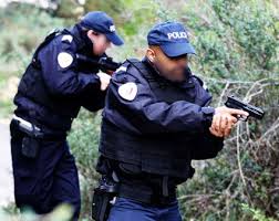 14 ans sur une voiture volée, ivre dans un canal, policier au genou brisé — trois refus d’obtempérer qui choquent la France