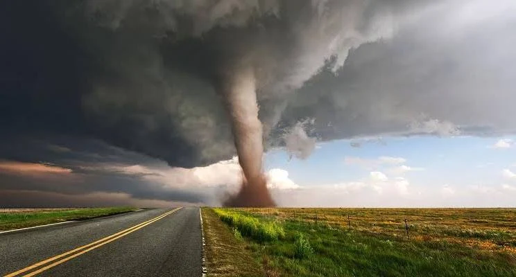 (Vidéo) Tornade dévastatrice sur une base militaire américaine : catastrophe de masse déclarée à Enid, Oklahoma