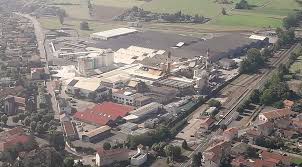 Incendie spectaculaire à 40 mètres de hauteur dans la verrerie OI France à Veauche : 45 pompiers mobilisés dont le GRIMP