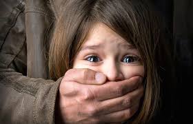 12 et 16 ans, piégées dans un Airbnb — deux hommes arrêtés pour viols sur mineures près de Lyon