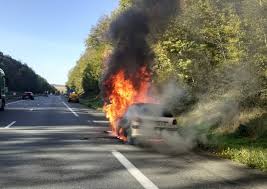 Une promeneuse voit de la fumée — les pompiers découvrent un corps calciné dans un pré du Roannais