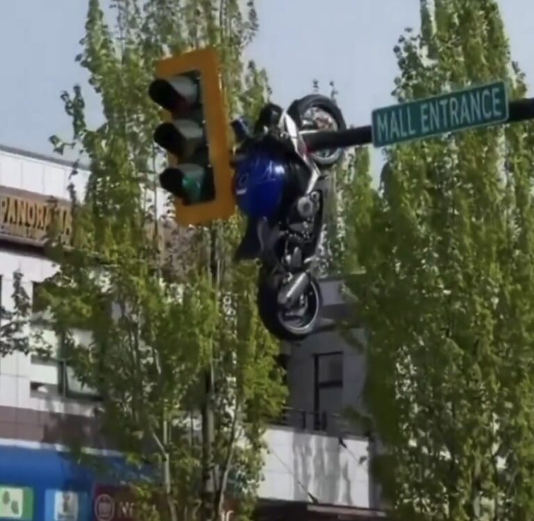 (Vidéo) Une moto suspendue à un feu tricolore après un violent accident à une intersection