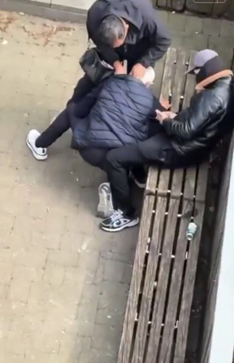 (Vidéo) Etranglé jusqu’à l’évanouissement et dépouillé de sa chaîne devant une aire de jeux pour enfants, l’agression d’un septuagénaire filmée choque le pays