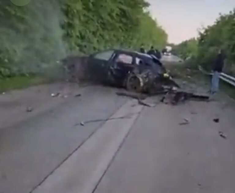 (Vidéo) Île-de-France : lancée à environ 200 km/h sur l’A104, une Audi RS6 à plaque allemande perd le contrôle et finit sa course en contrebas, ses occupants fuient et provoquent une bagarre avec des témoins