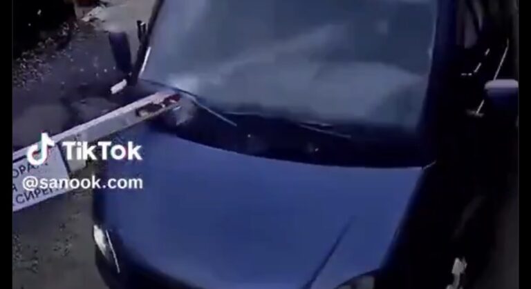 (Vidéo) Une barrière de sécurité s’enfonce à travers l’habitacle de sa voiture lors d’un accident, un homme échappe miraculeusement à la mort de quelques centimètres