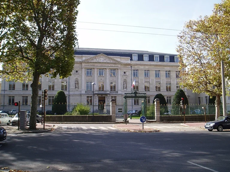 Saint-Étienne : surpris en train de tenter un vol dans une voiture rue Richelandière, un homme de 24 ans est mortellement poignardé par le propriétaire du véhicule âgé de 25 ans