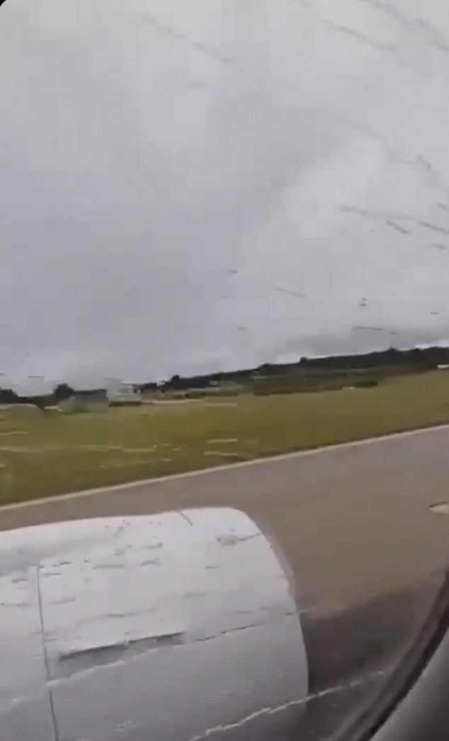 (Vidéo) Croatie : la vidéo glaçante de l’A220 de Croatia Airlines qui quitte la piste de Split à toute vitesse avant de s’arrêter dans l’herbe, une roue de train d’atterrissage arrachée