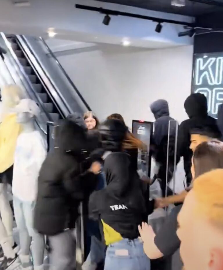 (Vidéo) Royaume-Uni : neuf jeunes cagoulés pillent le JD Sports d’Ilford High Road en plein après-midi, les vendeuses leur résistent sur l’escalator dans une vidéo qui choque le web