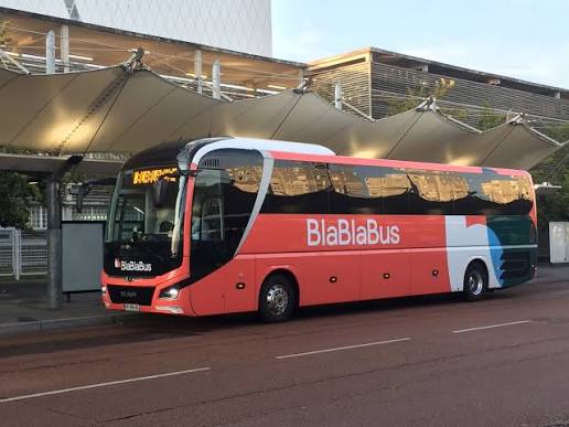 Un voyageur agresse sexuellement sa voisine de siège dans un bus Blablacar de nuit, le chauffeur se gare sur le parking d’une gendarmerie pour alerter les secours