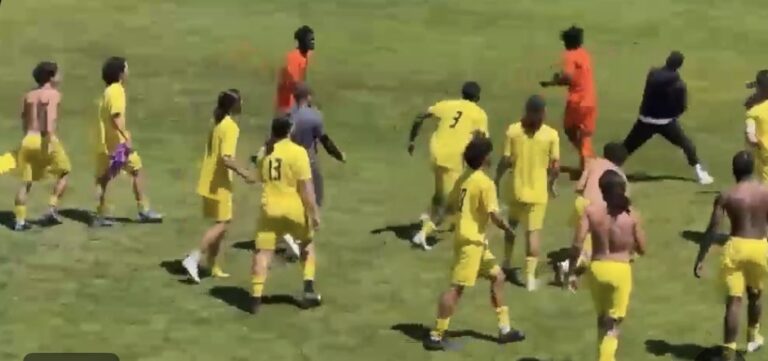 (Vidéo) Gard : pelouse envahie, bagarres générales et jets de projectiles en demi-finale de Coupe d’Occitanie, l’arbitre interrompt le match Grau-du-Roi contre Uchaud pour sauver les vies
