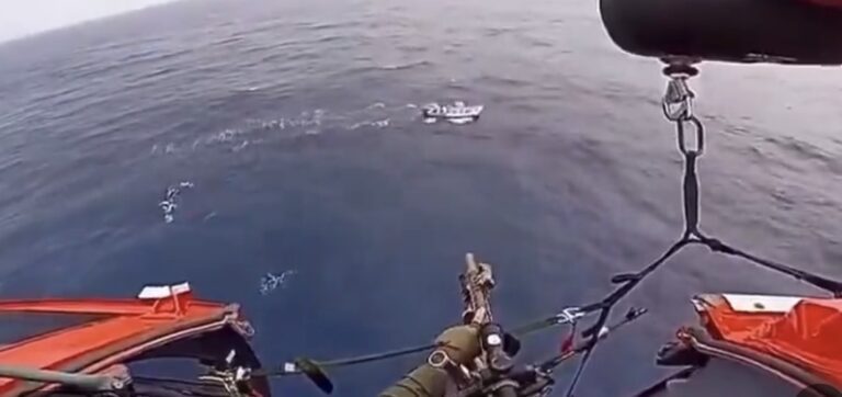 (Vidéo) États-Unis : tir de précision sur les moteurs, suspects à l’eau et 45,8 millions de dollars de cocaïne saisis, l’impressionnante opération des garde-côtes américains au large de la Colombie
