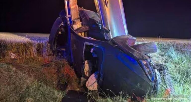 La Crèche dans les Deux-Sèvres : accident spectaculaire sur la D611, une voiture coupée en deux à 400 mètres, un mort