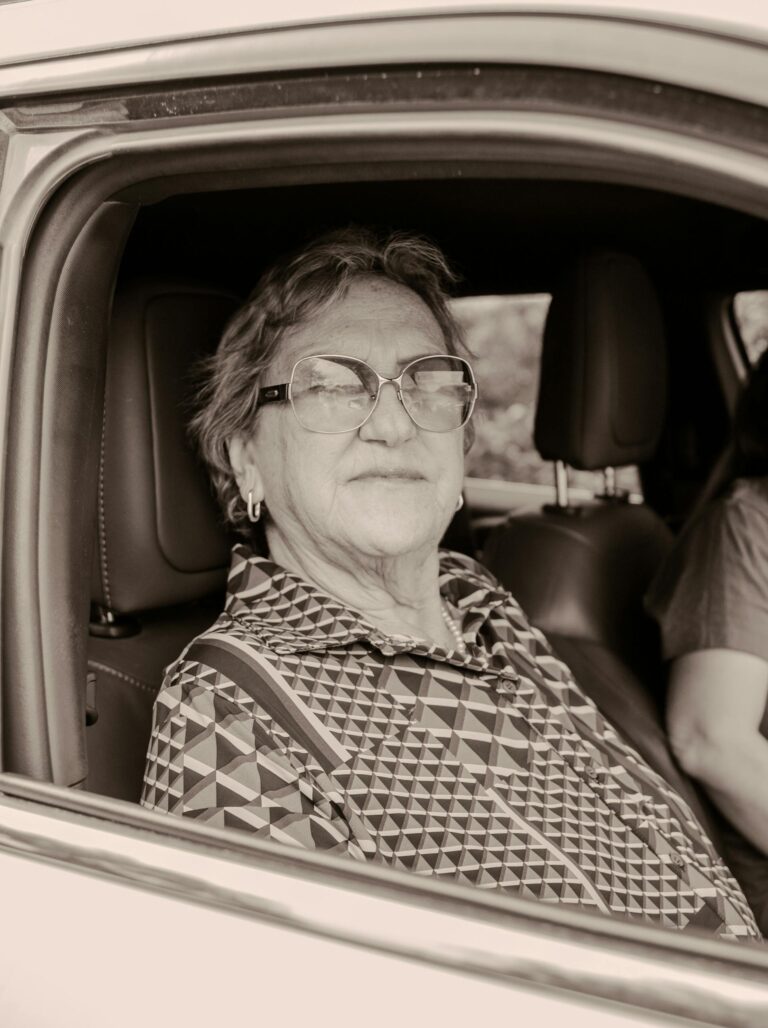 Atteint de démence, il oublie où il a garé sa voiture avec sa femme de 91 ans à bord — elle est retrouvée vivante 48 heures plus tard