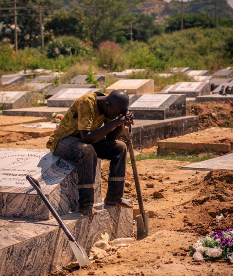 Enterré dimanche, retrouvé en train de dormir chez un ami le lendemain, Godwin Baguma revient vivant au village et contraint sa famille à exhumer un inconnu