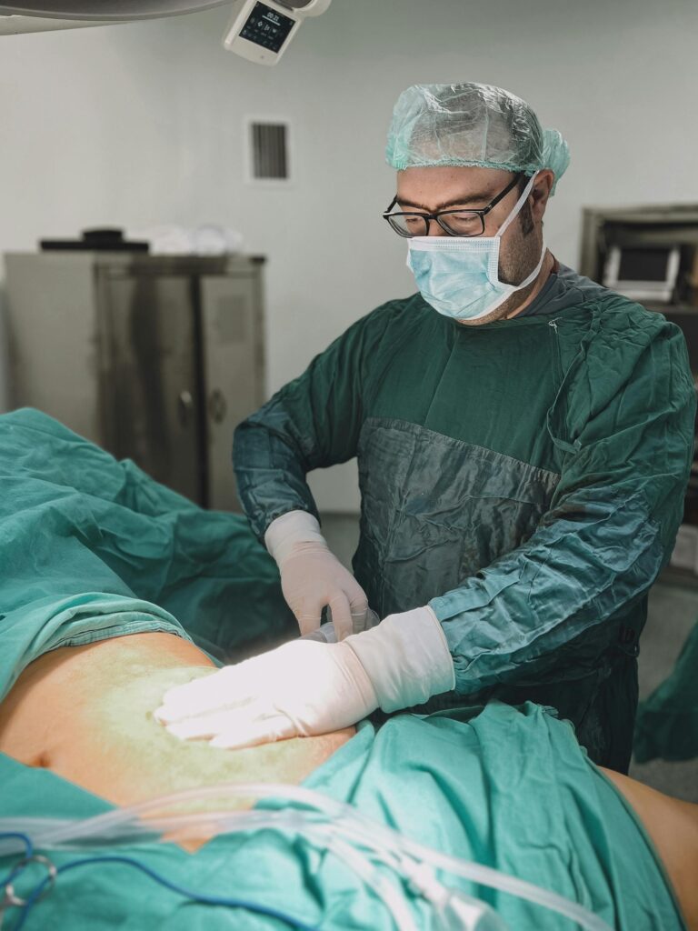 Un anesthésiste de 63 ans jugé à huis clos pour avoir agressé sexuellement trois patientes le même jour à l’hôpital Pasteur sous prétexte d’examens médicaux non justifiés