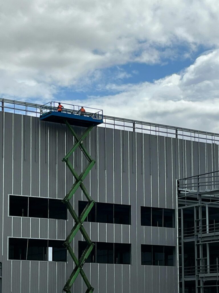 Creuse : un homme de 60 ans perd la vie après une chute de nacelle de sept mètres chez Dilisco à Chéniers, l’inspection du travail et la gendarmerie ouvrent des investigations