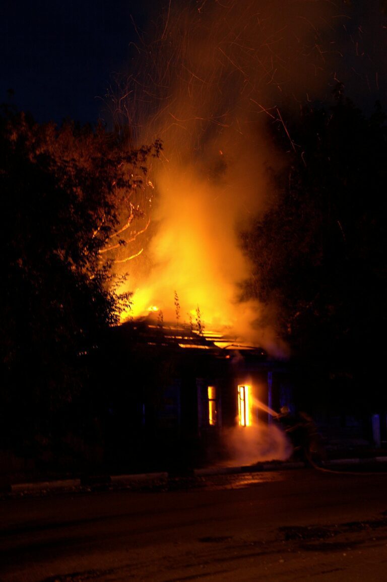 Haute-Savoie : incendie mortel à Val-de-Chaise, une femme de 63 ans décède dans son chalet, 25 pompiers mobilisés
