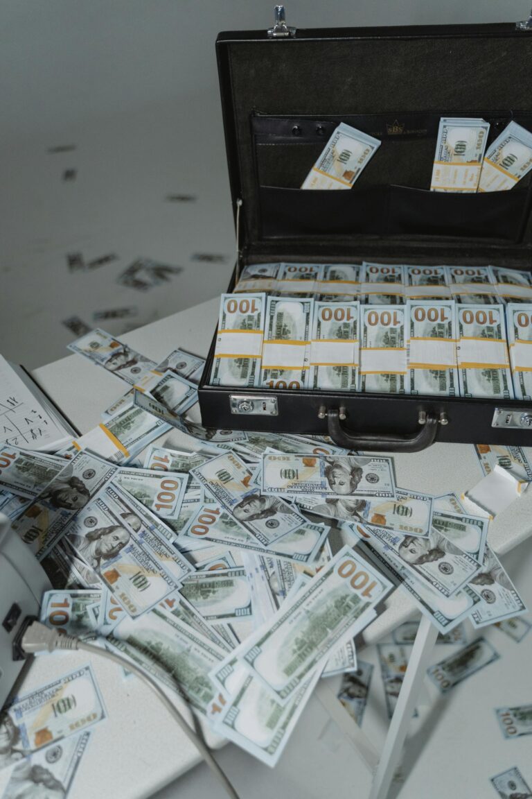Marseille : arrivée de Freetown avec cinq valises de 80 kg remplies de 3 990 paquets de cigarettes de contrebande, une femme condamnée à 18 mois de prison et 215 000 euros d’amende