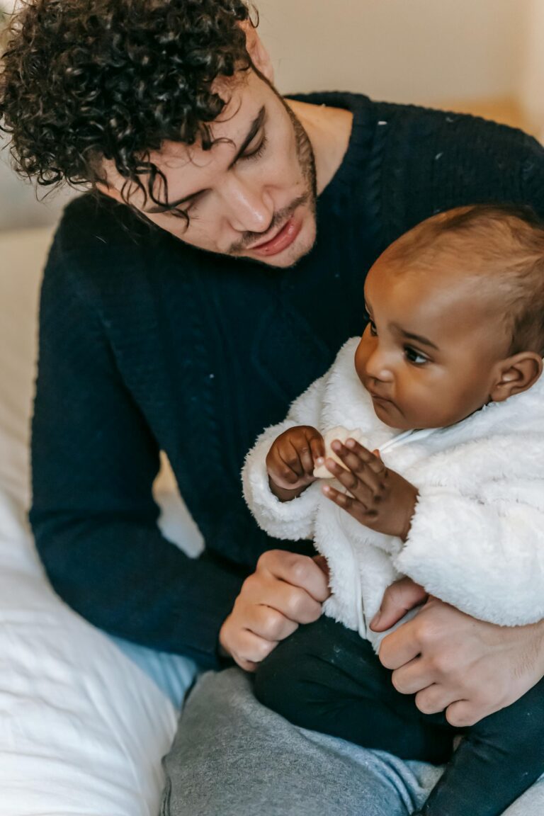 Elevée comme sa fille pendant des années, l’enfant n’était pas la sienne — il obtient 13 000 euros de dommages et intérêts