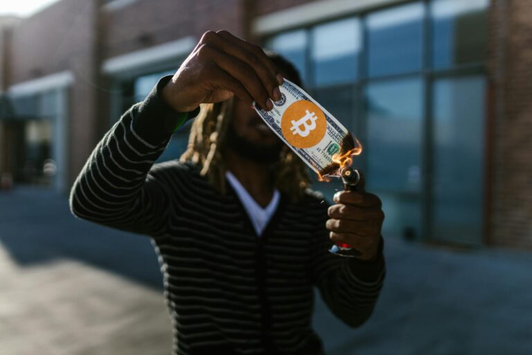 Strasbourg : une femme de 25 ans retrouvée bâillonnée et ligotée dans une camionnette rue du Jura, deux hommes arrêtés pour avoir enlevé la compagne d’un investisseur en cryptomonnaies
