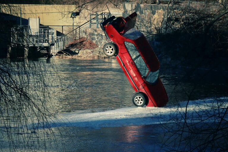 Talmas :  une voiture sort de la route et finit dans une mare, deux jeunes de 19 à 30 ans meurent noyés après n’avoir pas pu s’extraire du véhicule retourné