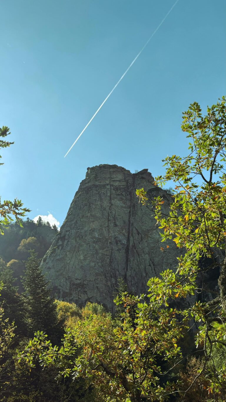 Loire : chute de 8 mètres dans le Pilat à Rochetaillée, hélitreuillage d’un randonneur de 28 ans grièvement blessé