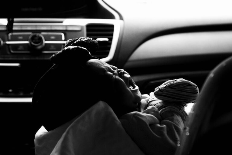 Brión en Espagne : distrait par un appel téléphonique, un père oublie sa fille de 2 ans dans la voiture et se rend au travail, l’enfant meurt après six heures sous 38 degrés