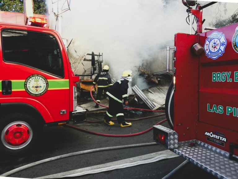La voiture percute un bloc de béton et prend feu sur l’A81, le conducteur d’une vingtaine d’années décède sur place, le passager en urgence absolue au CHU de Rennes