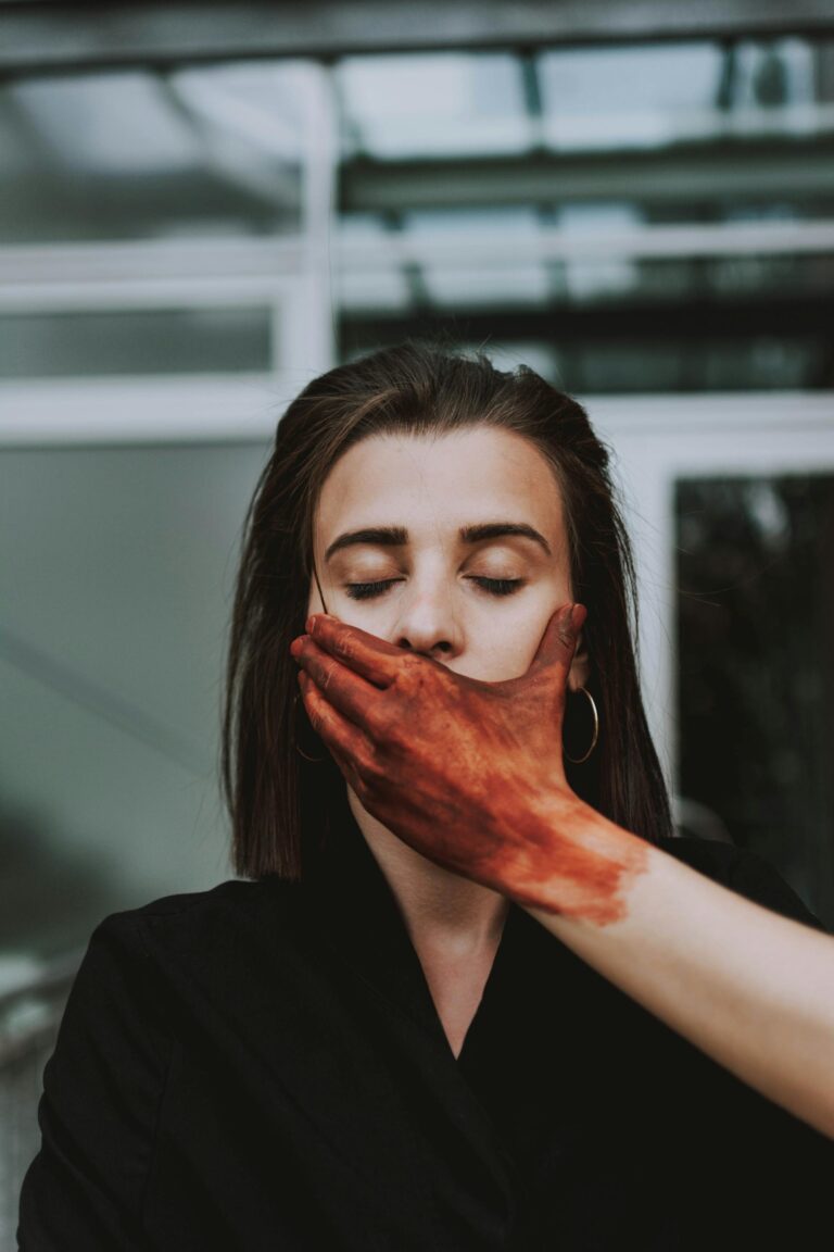 Firminy dans la Loire : séquestrée, tête plongée sous l’eau et cheveux coupés de force, une adolescente de 17 ans torturée par son frère et son cousin à cause de ses “fréquentations”