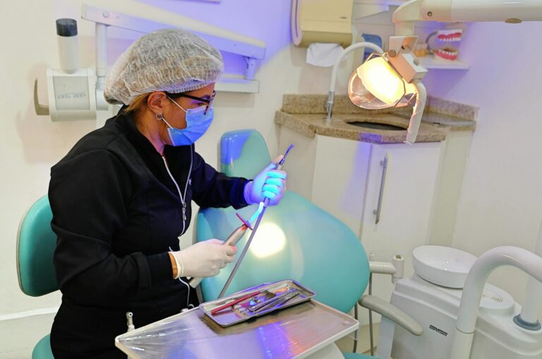 Paris : arrêté dans le XVIIIe arrondissement, un faux dentiste de 52 ans ciblait les sans-papiers sur les marchés et les soignait clandestinement dans sa voiture pour quelques euros